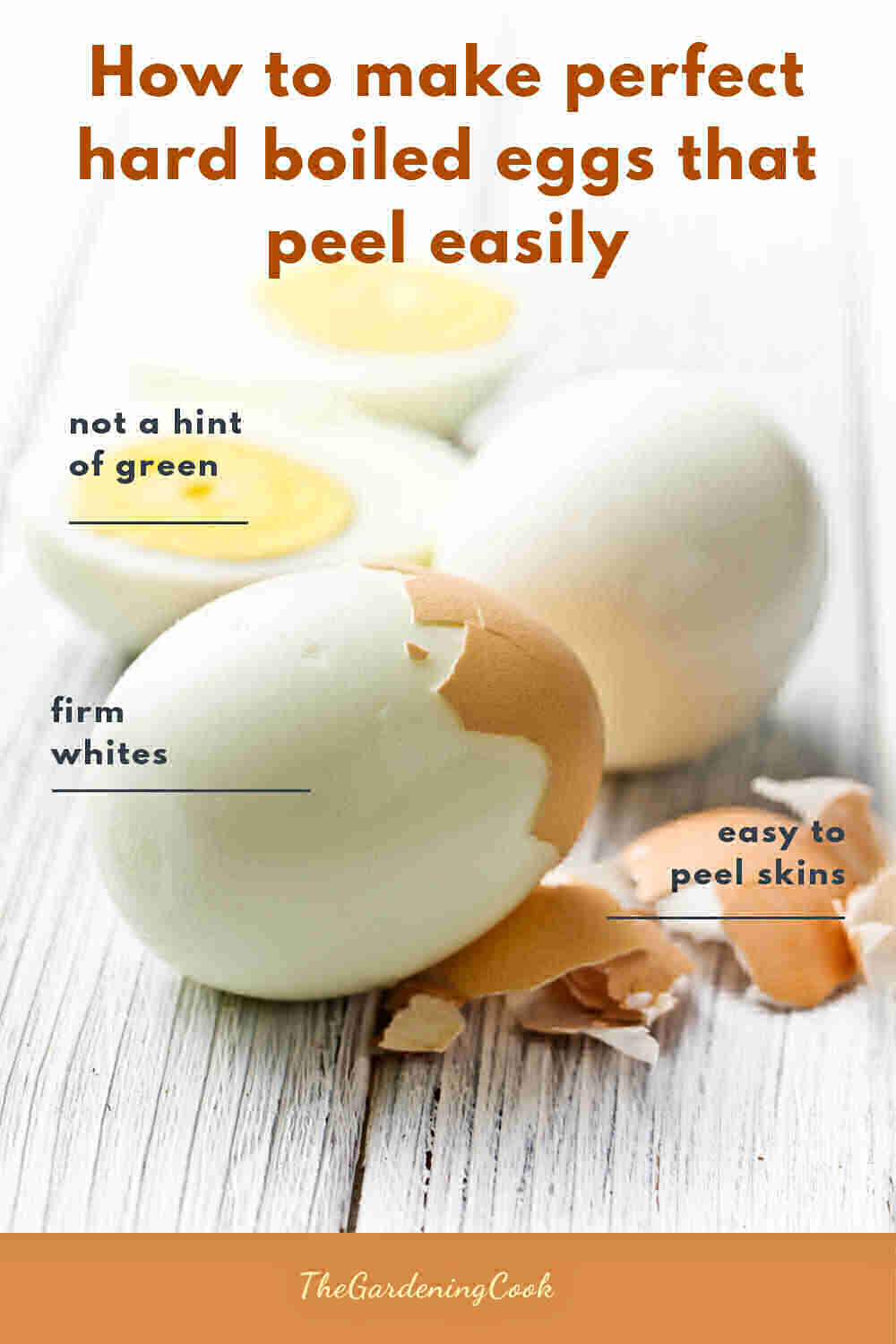 Ovos cozidos com a casca removida e palavras dizendo Como fazer ovos cozidos perfeitos que descascam facilmente.