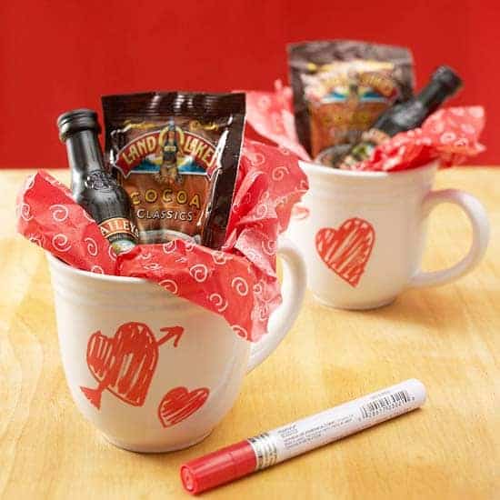 Xícaras de café em formato de coração cheias de chocolate quente