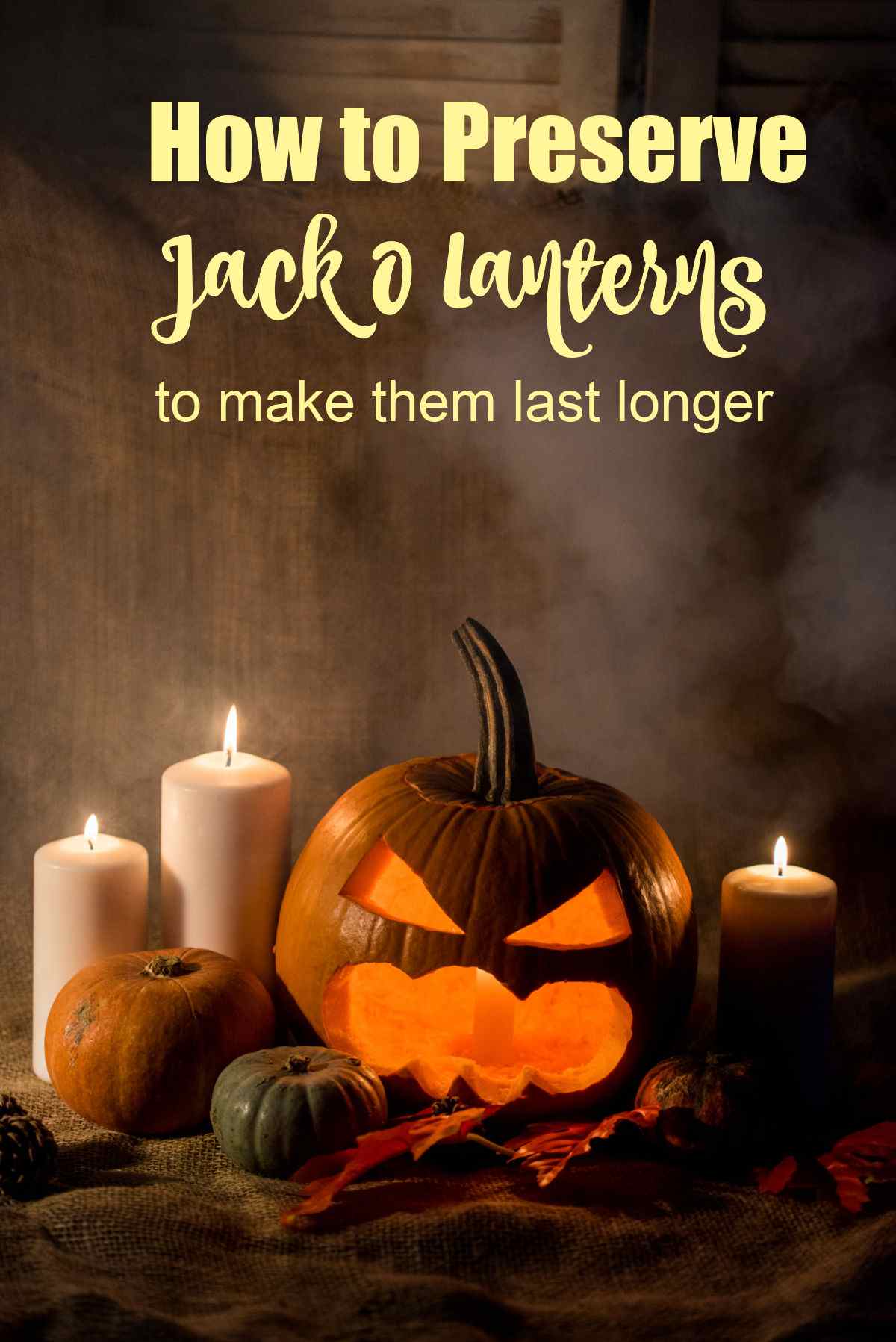 Como Preservar Lanternas de Abóbora para Fazê-las Durar Mais Lanterna Jack O e velas com folhas sobre um pano. Texto amarelo lê Como Preservar Lanterna Jack O para fazê-las durar mais.