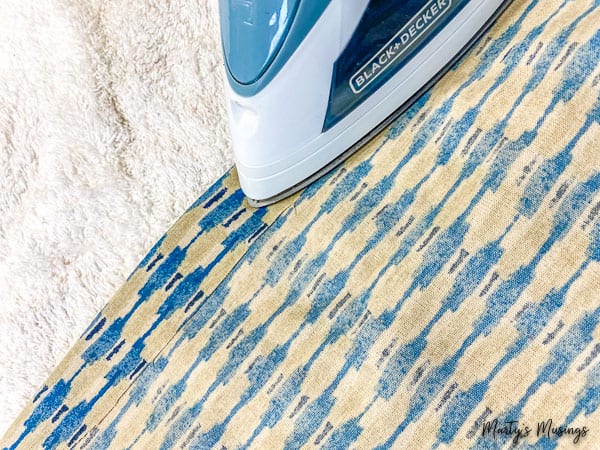 faça uma bainha com o ferro em tecido vintage azul e bege