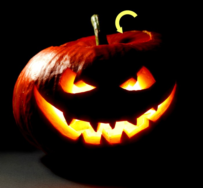 Jack o’ Lantern aceso com chaminé.