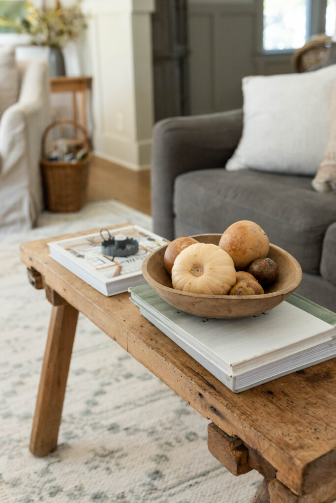 Mesa de centro com decoração de abóboras no outono