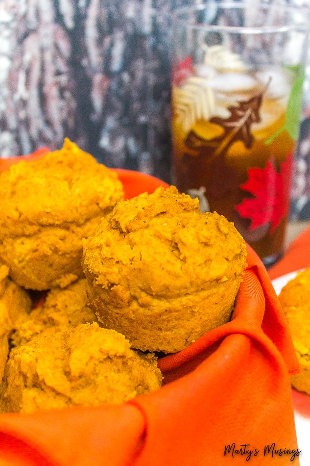 muffins de abóbora em uma cesta com chá gelado Um close-up de comida, com abóbora e muffin