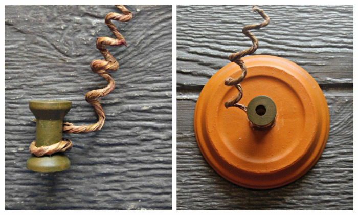 Cabo de arame em volta de um carrete de madeira e o mesmo carrete preso a um prato de barro laranja virado para cima.
