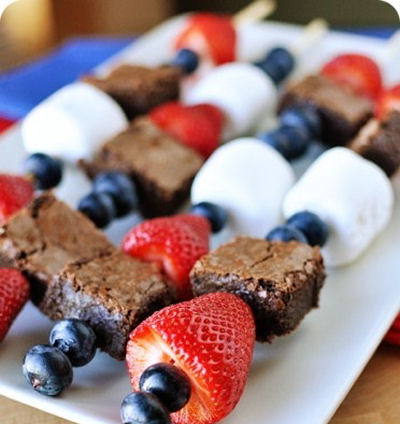 Kebabs de brownie patrióticos