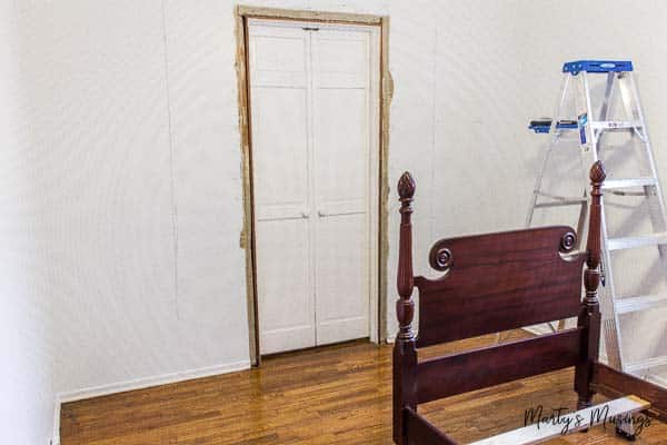 Um quarto com uma cama e um espelho