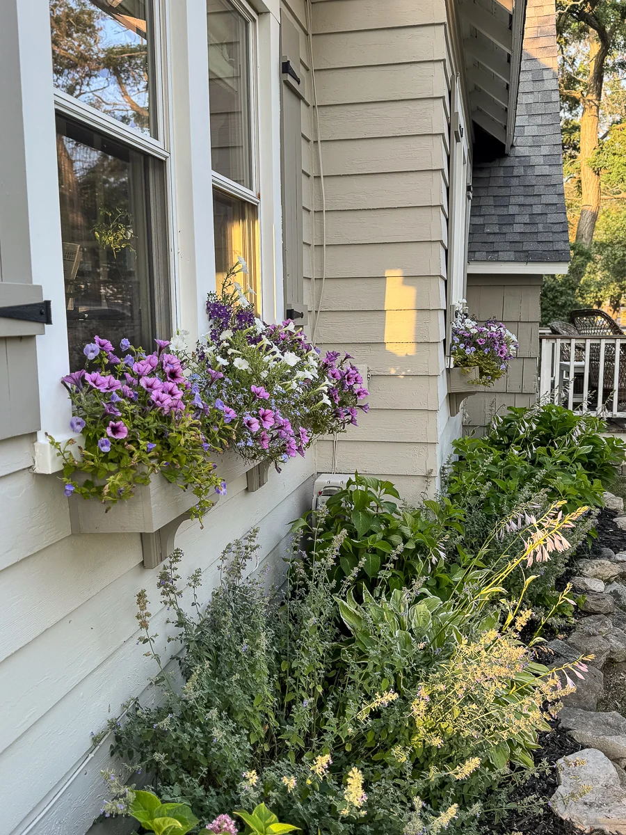 Atualização da pintura externa em estilo cottage