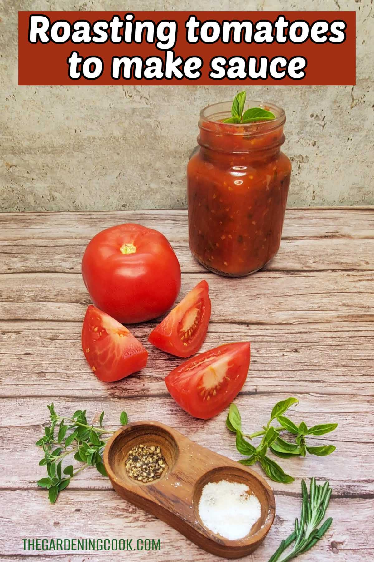 Molho de tomate em um jarro ao lado de tomates inteiros e fatiados, ervas frescas e sal e pimenta. Caixa de texto vermelha diz Torrar tomates para molho.