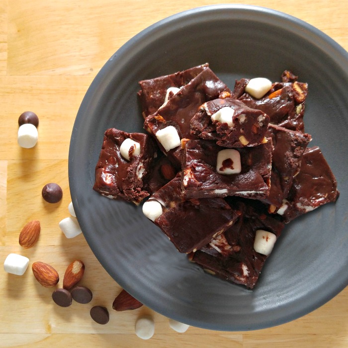 fudge rocky road Fudge rocky road em uma tigela cinza com marshmallows e nozes