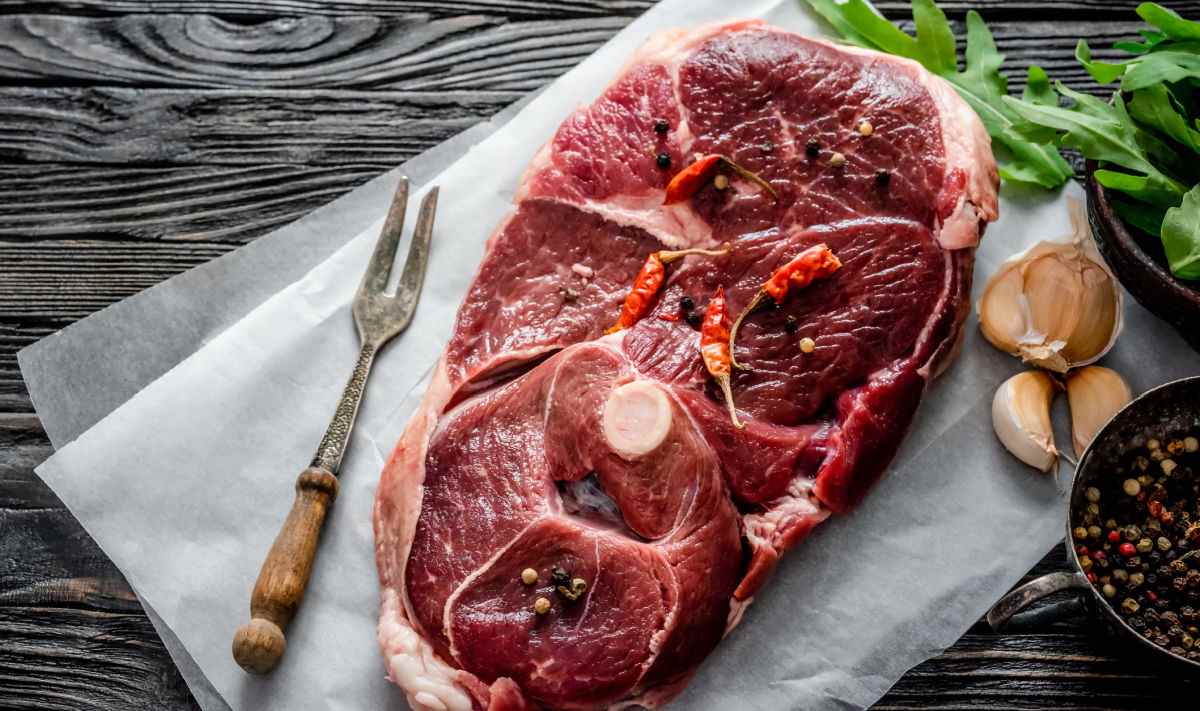 Carne à temperatura ambiente com especiarias e um garfo.