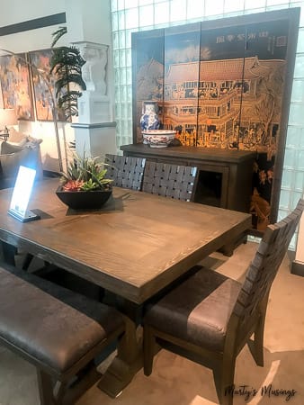 Uma mesa de jantar em frente a uma janela