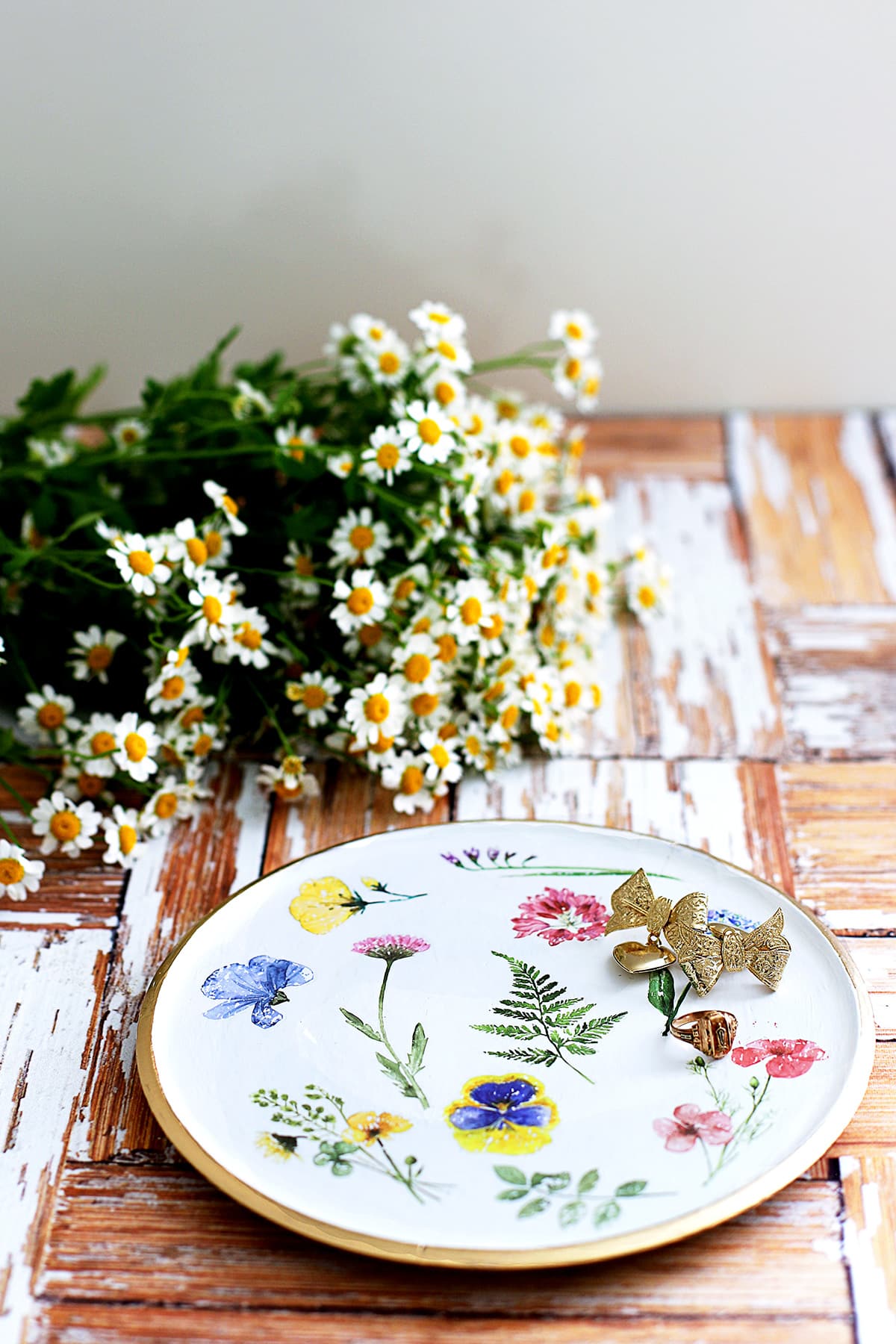 Dê uma repaginada em decorações de brechó de forma econômica! Aprenda como usar transfers em achados de brechó reutilizados para criar peças de decoração de madeira deslumbrantes. Este fácil DIY adiciona charme a bandejas, tigelas e muito mais! #BudgetCrafts #ThriftStoreDecor