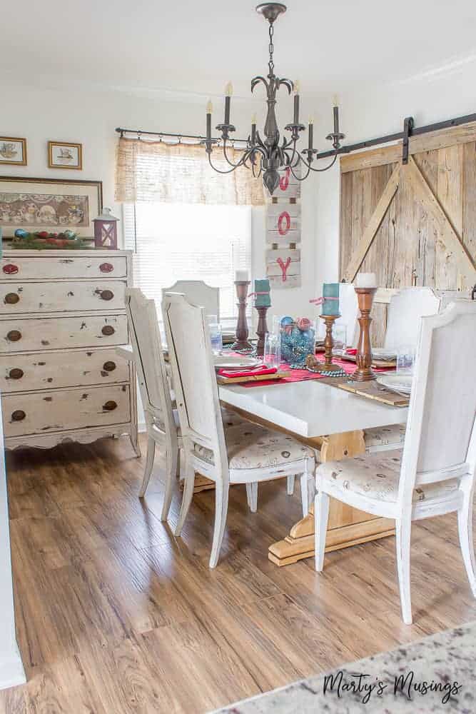 Esta decoração de cozinha natalina rústica é simples de fazer, usando detalhes em aqua e vermelho para um toque de cor e acessórios fáceis, comprados em brechós!