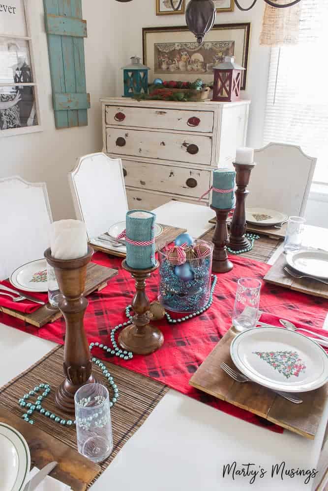 Uma mesa coberta com pratos de comida, com Casa e Quarto