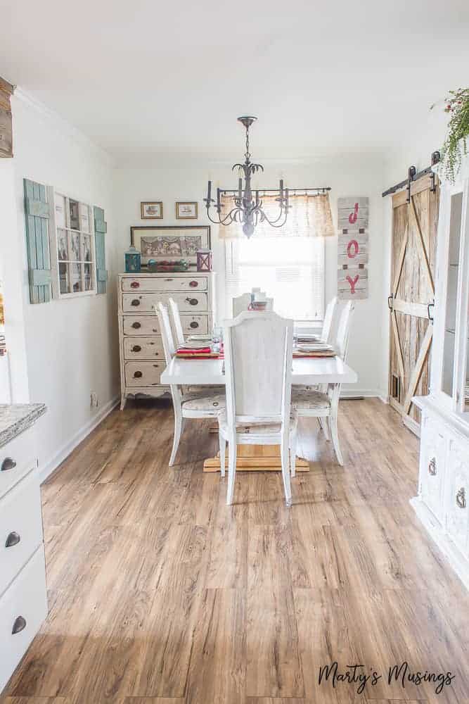 Esta decoração de cozinha natalina rústica é simples de fazer, usando detalhes em aqua e vermelho para um toque de cor e acessórios fáceis, comprados em brechós!