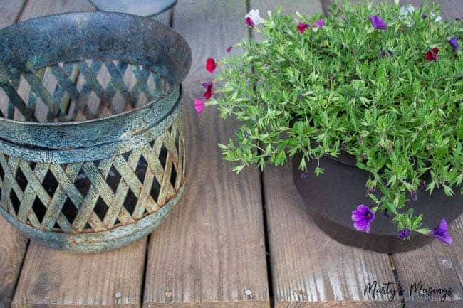 Um vaso de flores sobre uma mesa de madeira