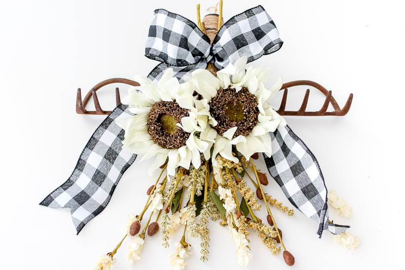guirlanda de cabeça de rastelo finalizada com girassóis e outras flores de outono e fita xadrez buffalo check