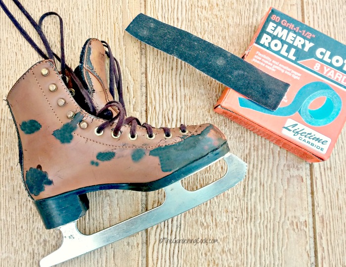 Lixar os patins de gelo para um acabamento suave.