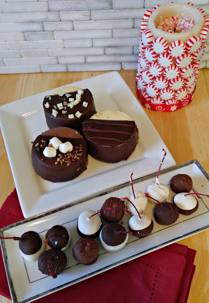 Pratos de trufas e doces com uma vela coberta de hortelã.