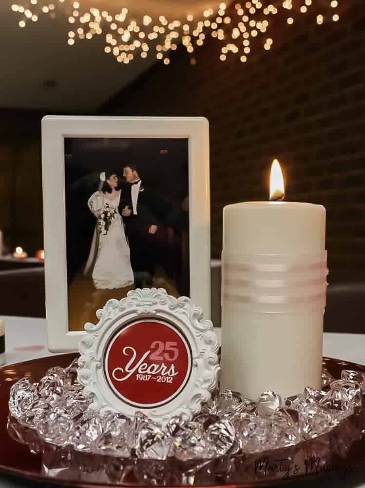 Um bolo de aniversário com velas acesas