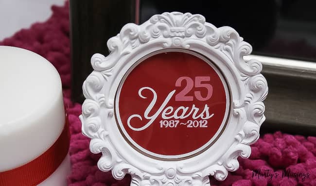 Estas decorações de 25º aniversário são perfeitas para uma cerimônia de renovação de votos fácil e econômica, celebrando 25 anos de casamento juntos! 25 anos 1987-2012 gráfico vermelho em moldura circular branca