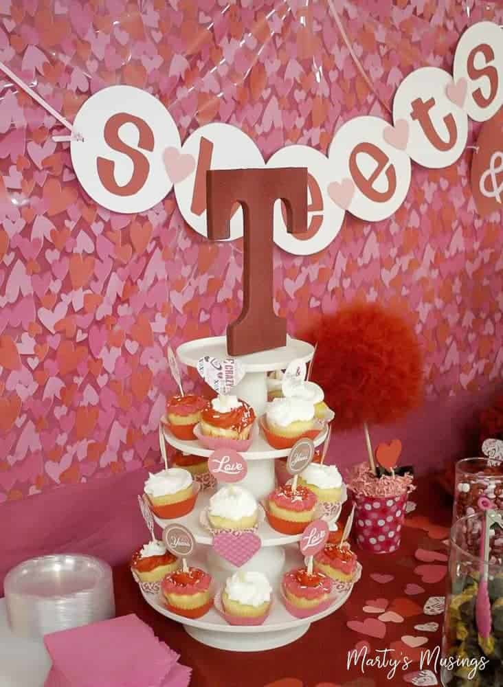 Estas decorações de 25º aniversário são perfeitas para uma cerimônia de renovação de votos fácil e econômica, celebrando 25 anos de casamento juntos! Toppper grande vermelho com inicial para suporte de cupcakes e mesa do Dia dos Namorados