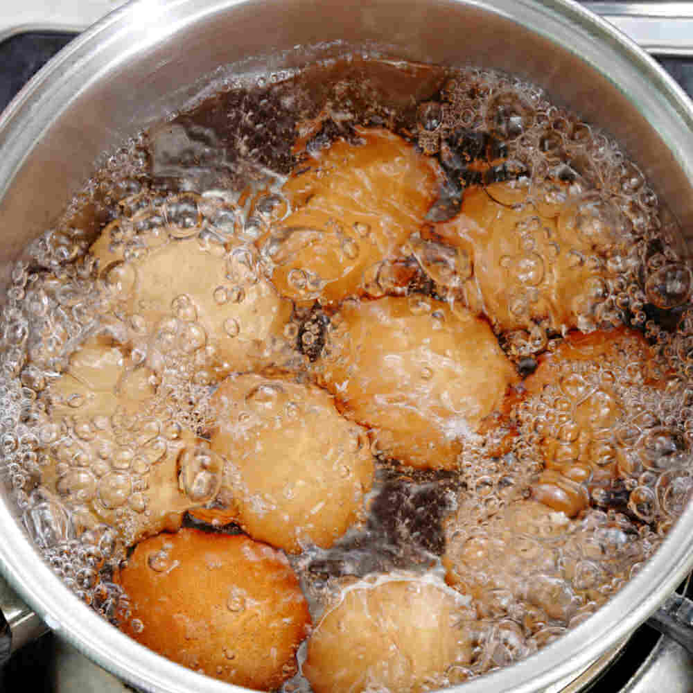 Ovos em água que está apenas começando a ferver.
