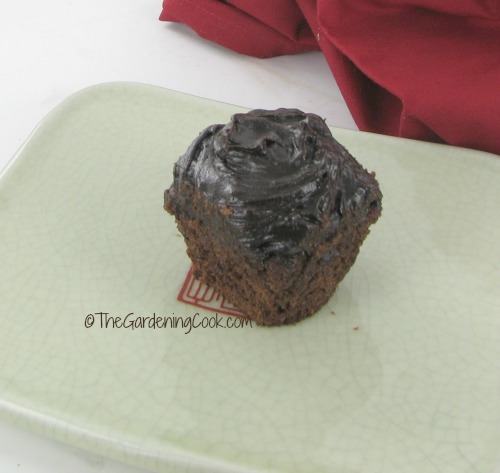 doce de porção única de bolo de chocolate.