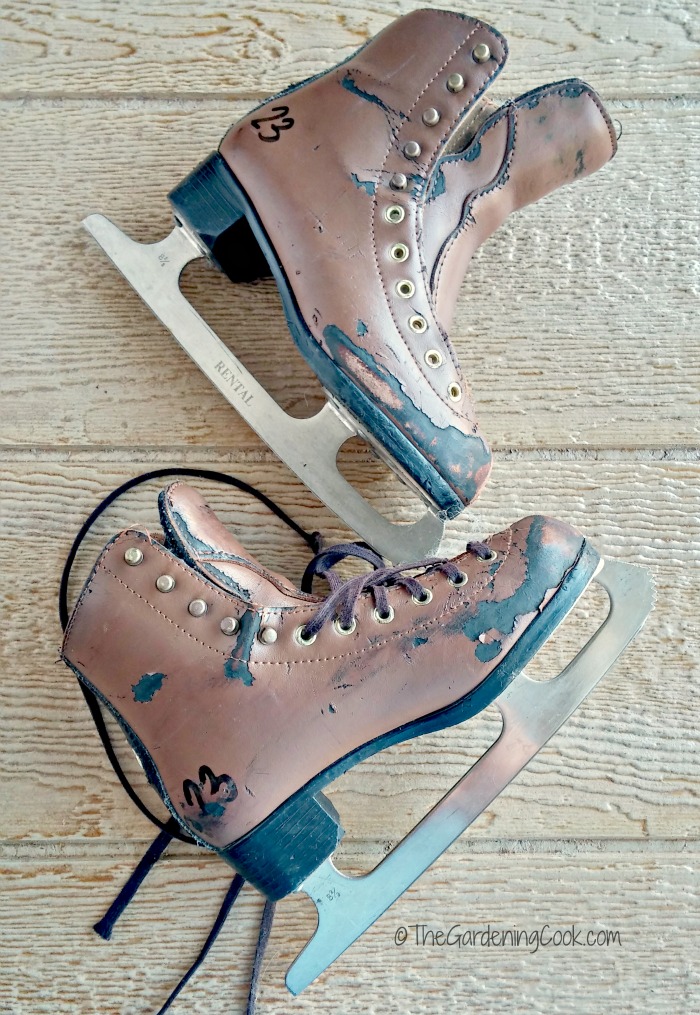patins de gelo de menina que precisavam de cuidados