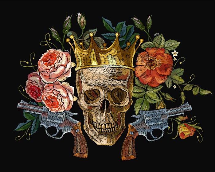 bordado de caveira Bordado de caveira com flores e pistolas em um fundo preto com flores.