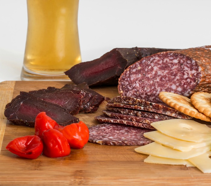 Um pequeno tabuleiro de antipasto é melhor para poucos convidados