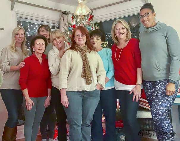 Um grupo de pessoas posando para uma foto