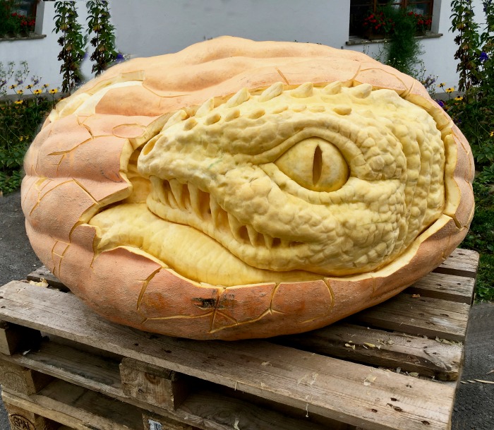 Escultura de abóbora com cabeça de cobra