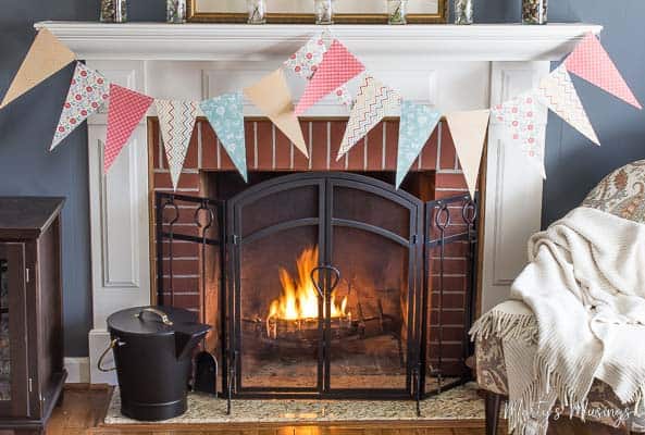 Uma lareira em uma cadeira ao lado de uma lareira