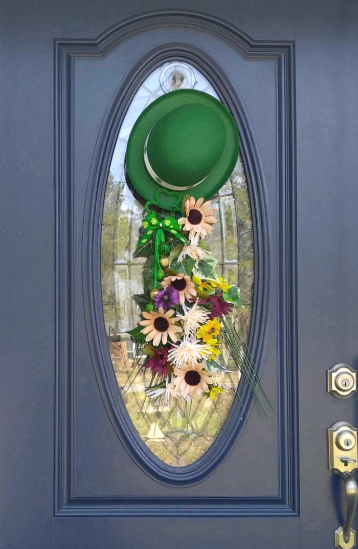 Guirlanda de porta do Dia de São Patrício com chapéu de duende e flores de seda.