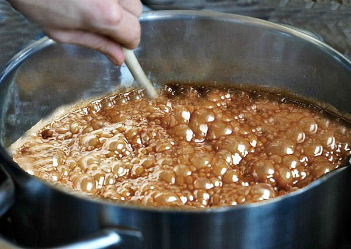 mexendo fudge Mão com colher de madeira mexendo fudge.