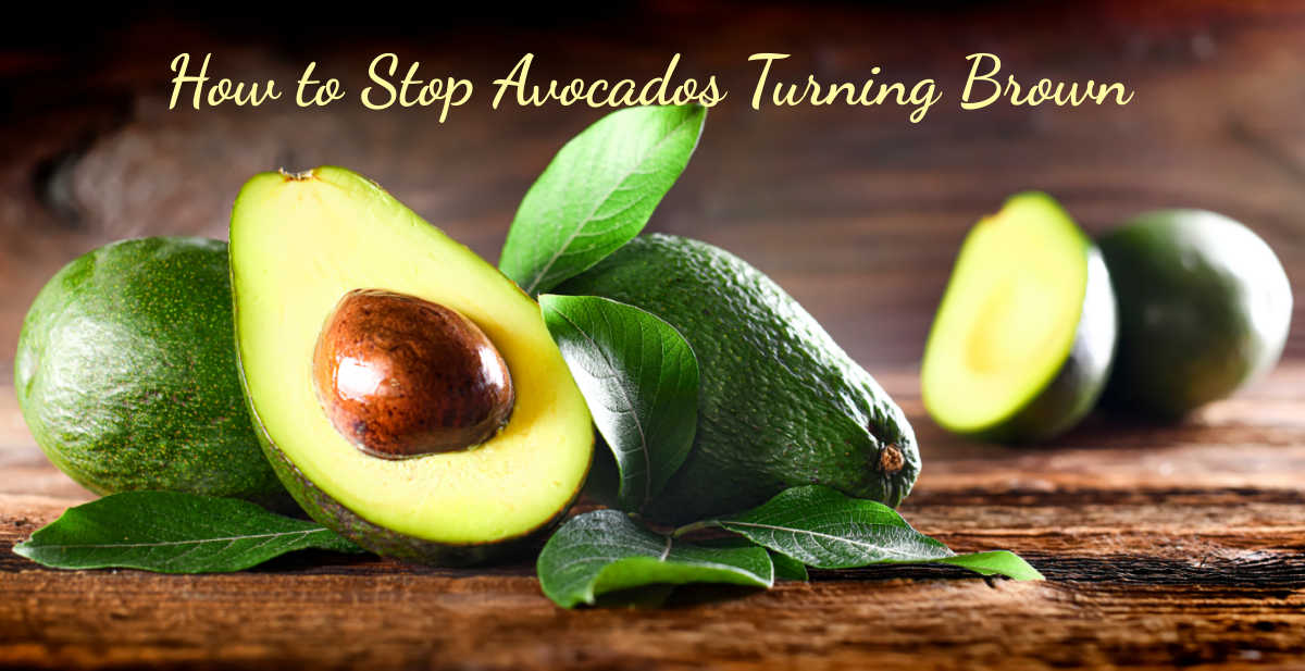 Abacates cortados e inteiros sobre uma tábua de madeira com palavras como Impedir Abacates de Ficar Marrons.