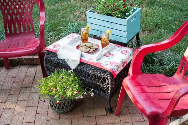 Duas cadeiras de gramado sobre uma mesa de piquenique