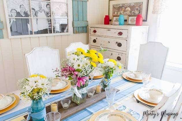 Um vaso de flores sobre uma mesa