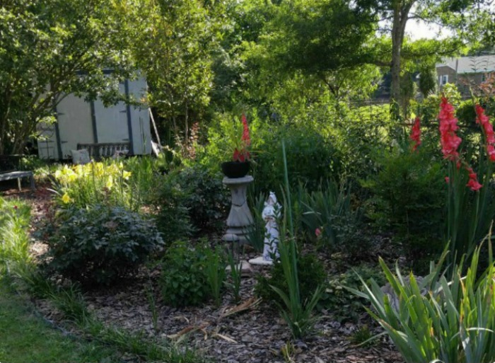 Um jardim exuberante pode esconder uma cerca e atrair borboletas ao mesmo tempo.