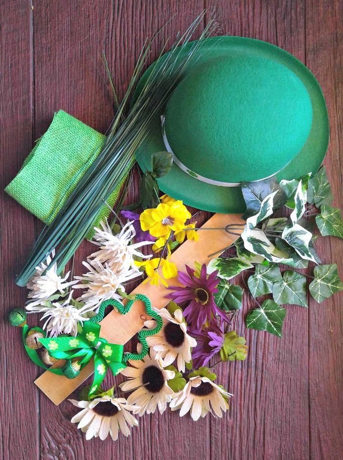 Chapéu de duende, flores, trevos, folhas e compensado.