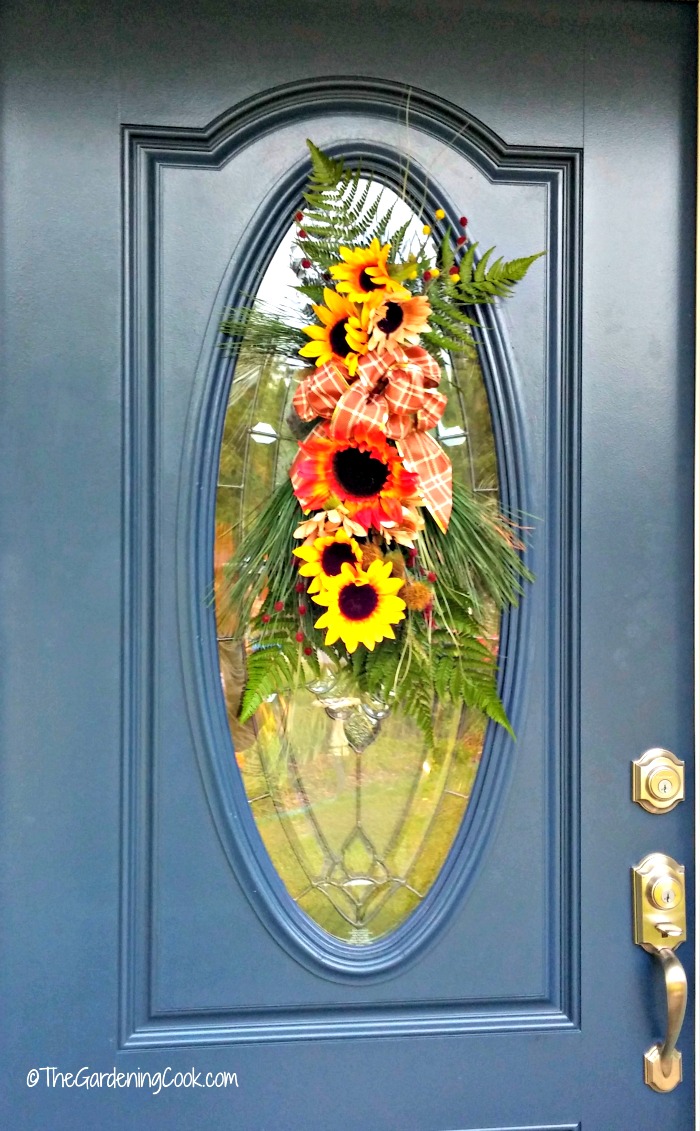 Enfeite de porta de outono na porta de vidro azul