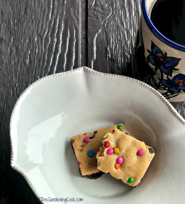Barrinhas de cookies assadas e uma xícara de café.