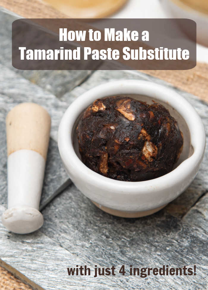 Fazer um substituto de pasta de tamarindo Pasta de tamarindo em uma tigela com um pilão, com texto dizendo