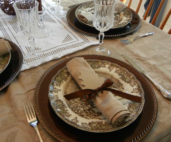 brown and cream tablescape Cenário de mesa marrom e creme