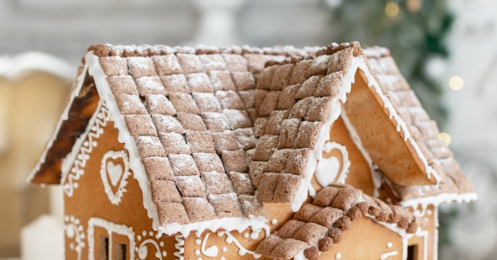 Telhado de palha com beirais em uma casa de gengibre decorada com glacê real.