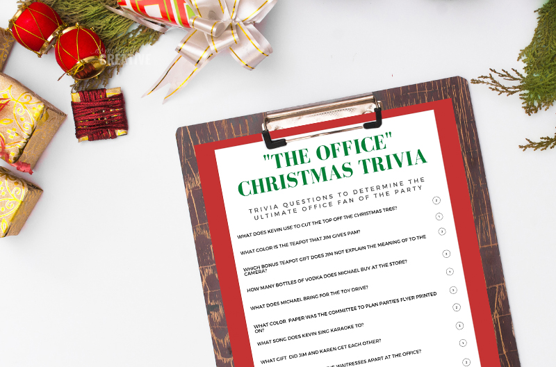 O Quiz de Natal do The Office em um clipboard em uma mesa de Natal