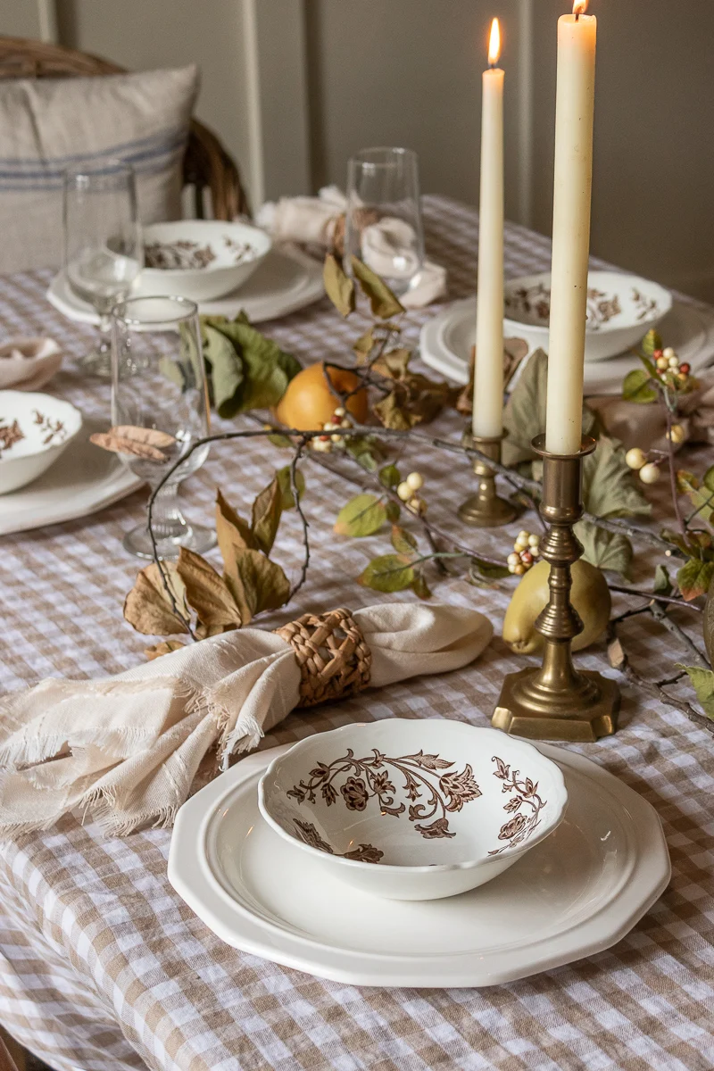 Preparação de mesa de Ação de Graças com louças de brechó