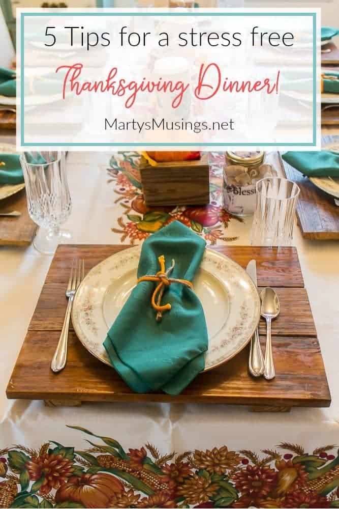 Mesa posta para o jantar de Ação de Graças com toalha de mesa de colheita