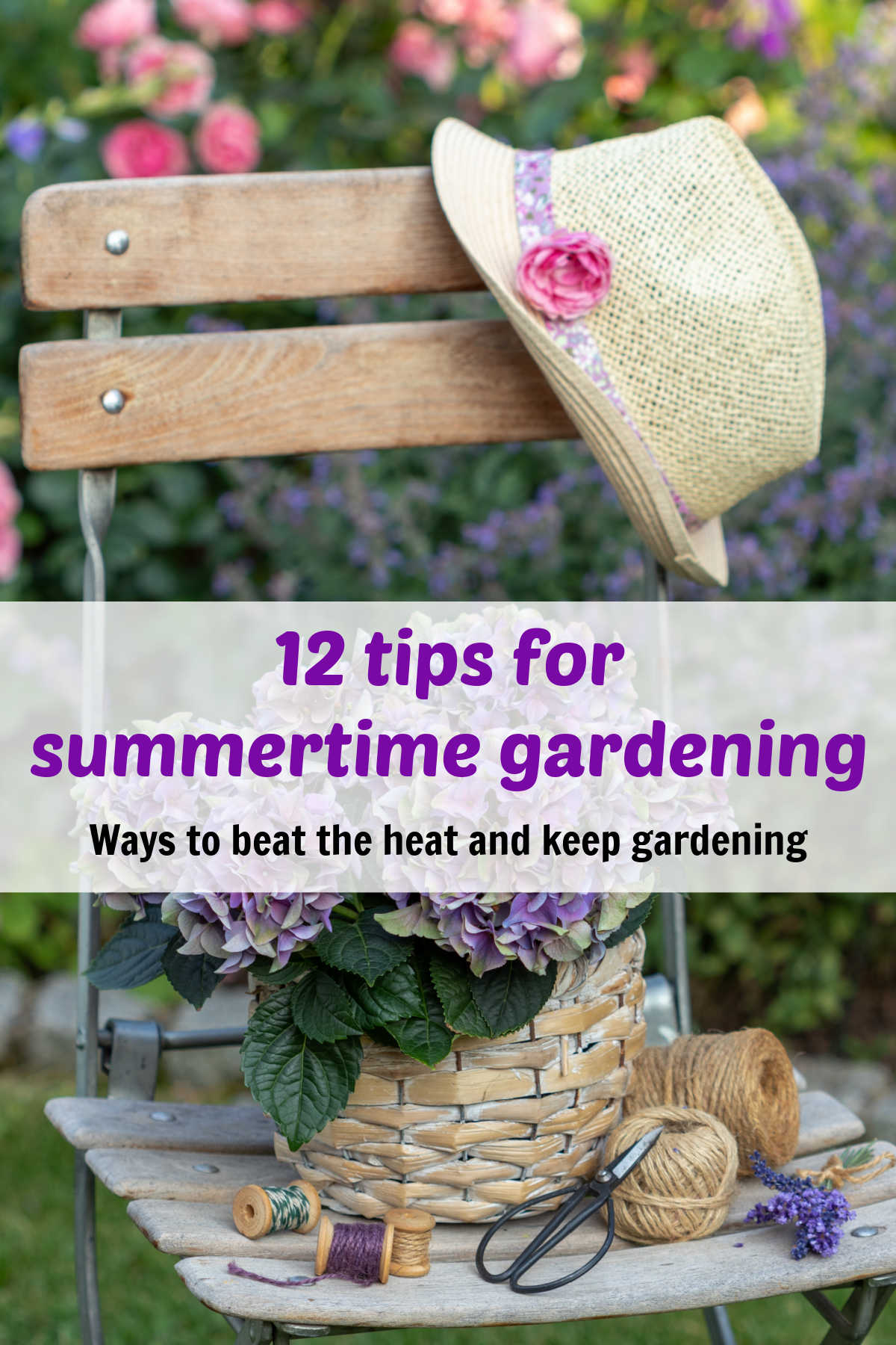 Um chapéu de sol e ferramentas de jardim em uma cadeira no verão. Caixa de texto branca lê 112 dicas para jardinagem no verão. Maneiras de enfrentar o calor e continuar jardinhando.